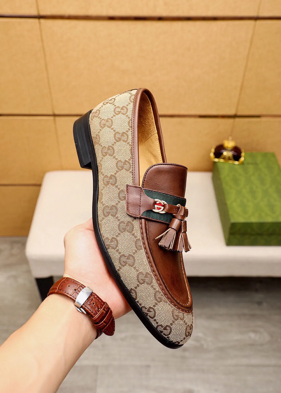 Men's shoes 💰520 💐 Product trademark: GUCCI "Gucci" casual leather shoes Regular size: 39-44 (38.45🉑️customized) Product materials: Selected imported first-layer calfskin upper + luxury hardware buckle, imported water-dyed cowhide leather lining. Strong three-dimensional visual effect, original combination outsole Color: 2⃣️colors available